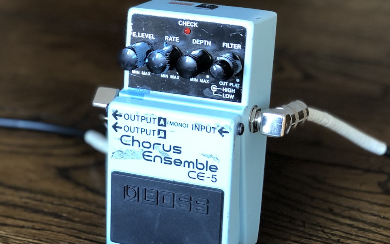A imagem mostra um boss ce-5 sobre um assoalho de madeira