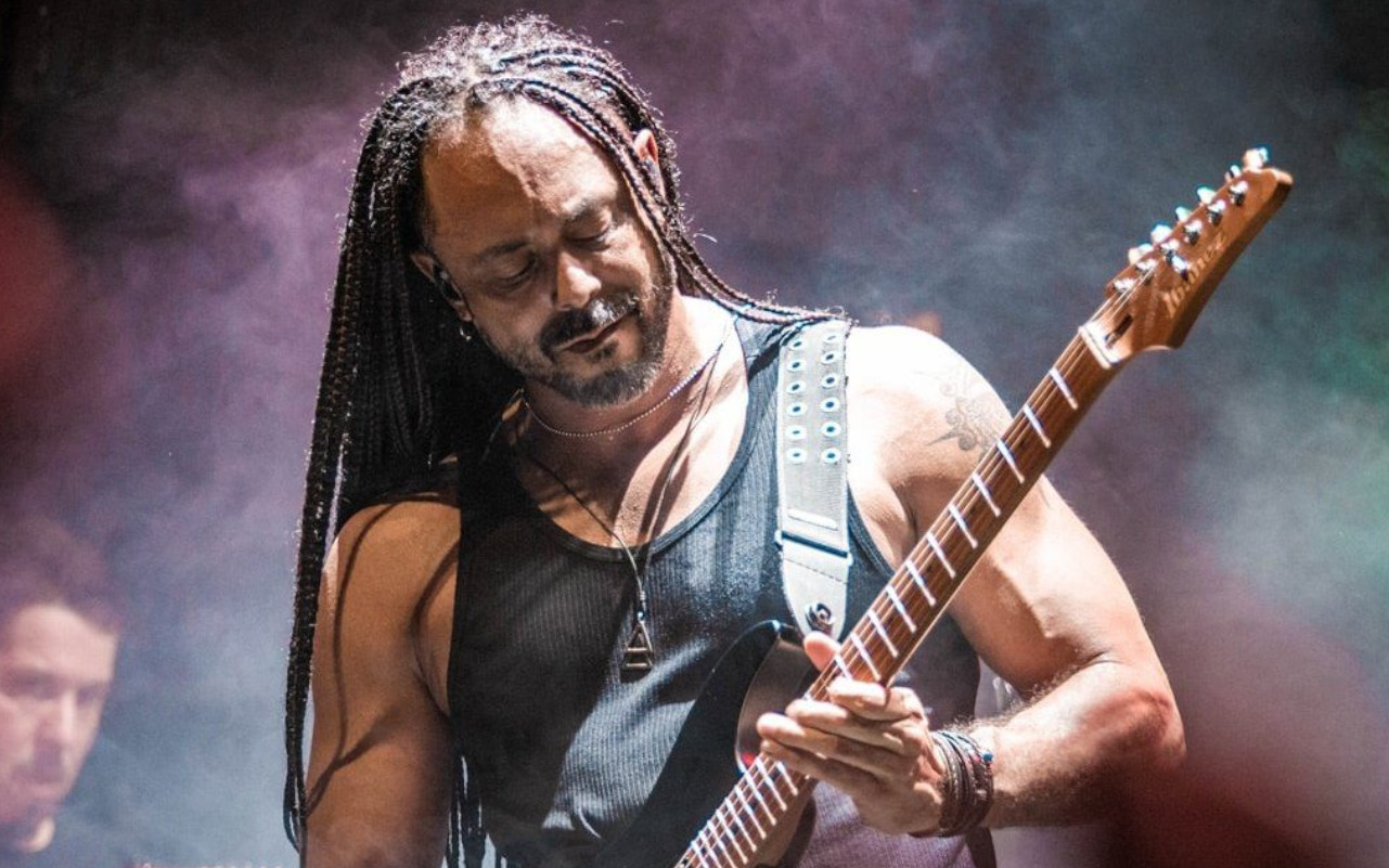 A imagem mostra o guitarrista Marcelo Barbosa