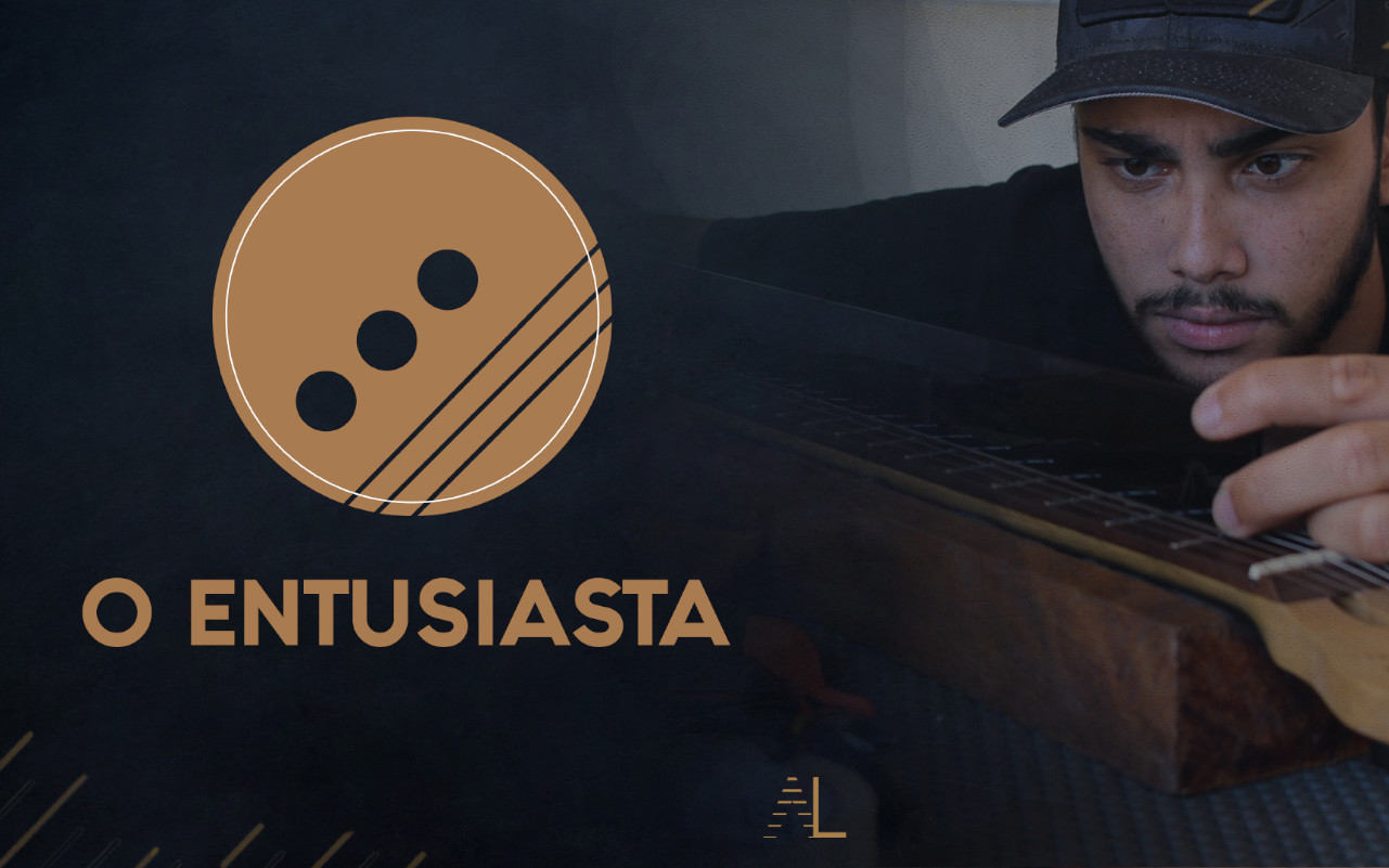 A imagem mostra o instrutor do curso O entusiasta trabalhando em um instrumento