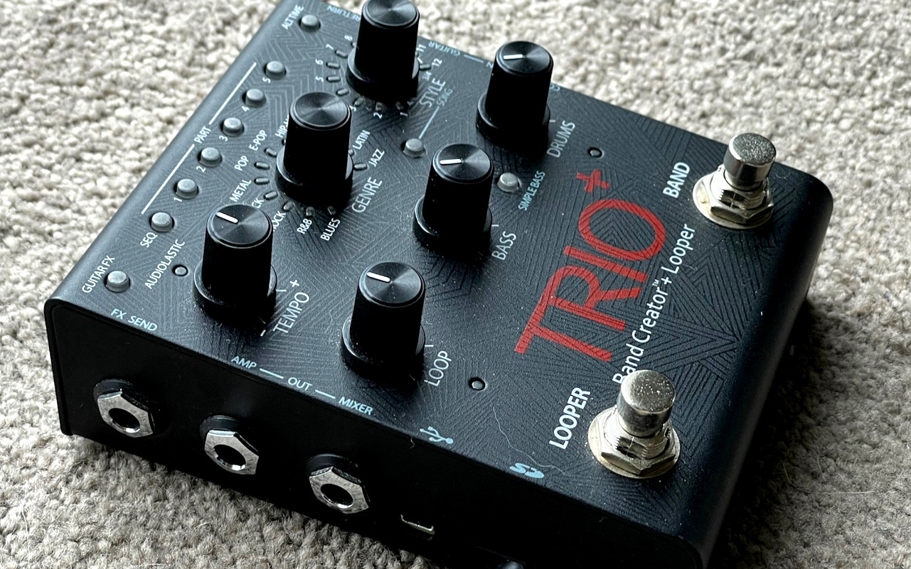 A imagem mostra um pedal digitech trio+ sobre um carpete cinza