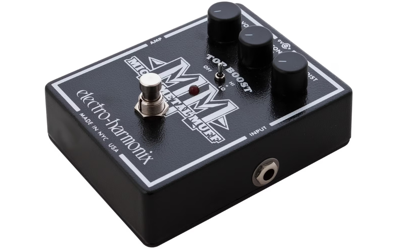 A imagem mostra um pedal micro metal muff em um fundo branco.