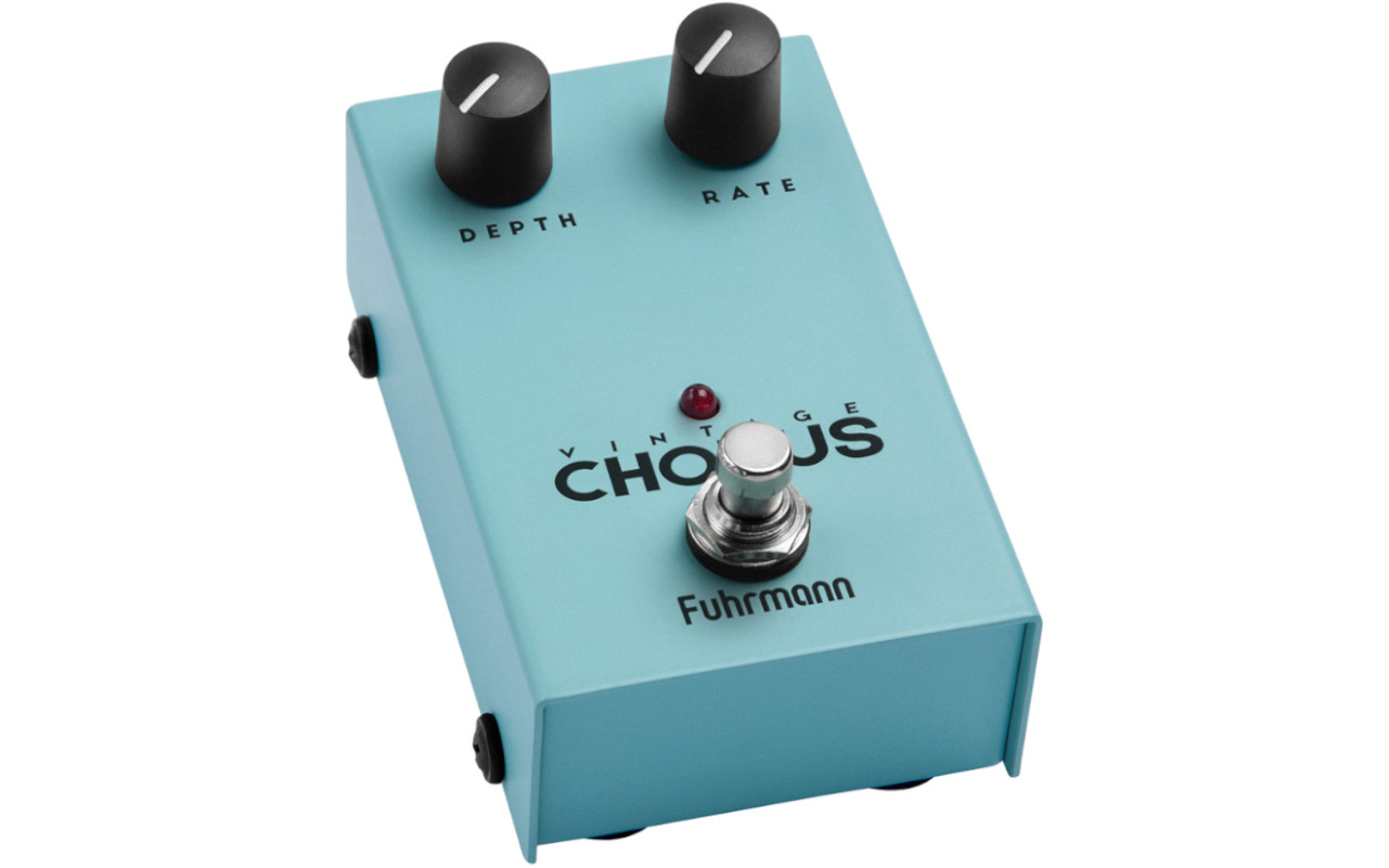 A imagem mostra um pedal Fuhrmann Vintage Chorus VC20 em um fundo branco