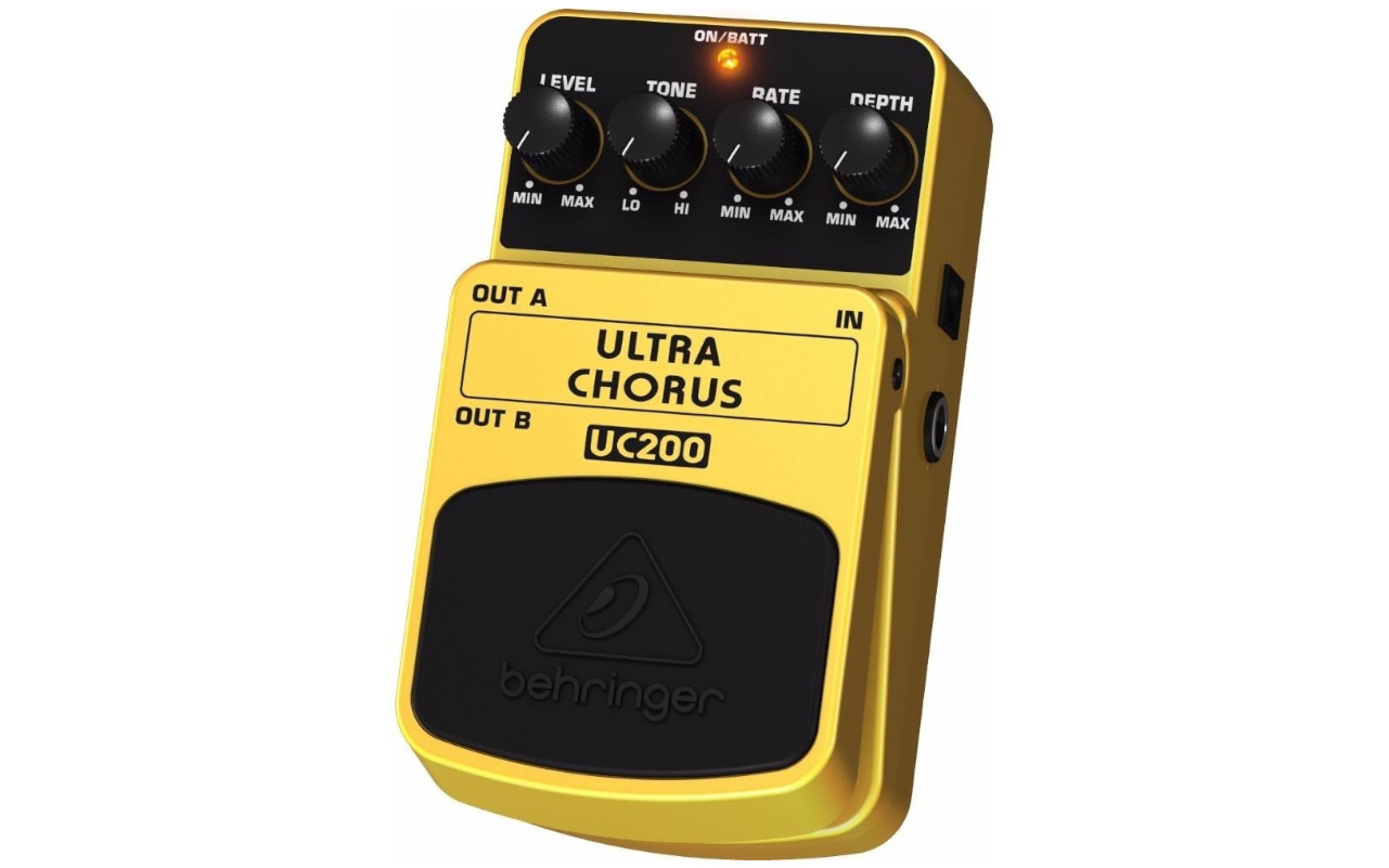 A imagem mostra um Behringer Ultra Chorus UC200 em um fundo branco
