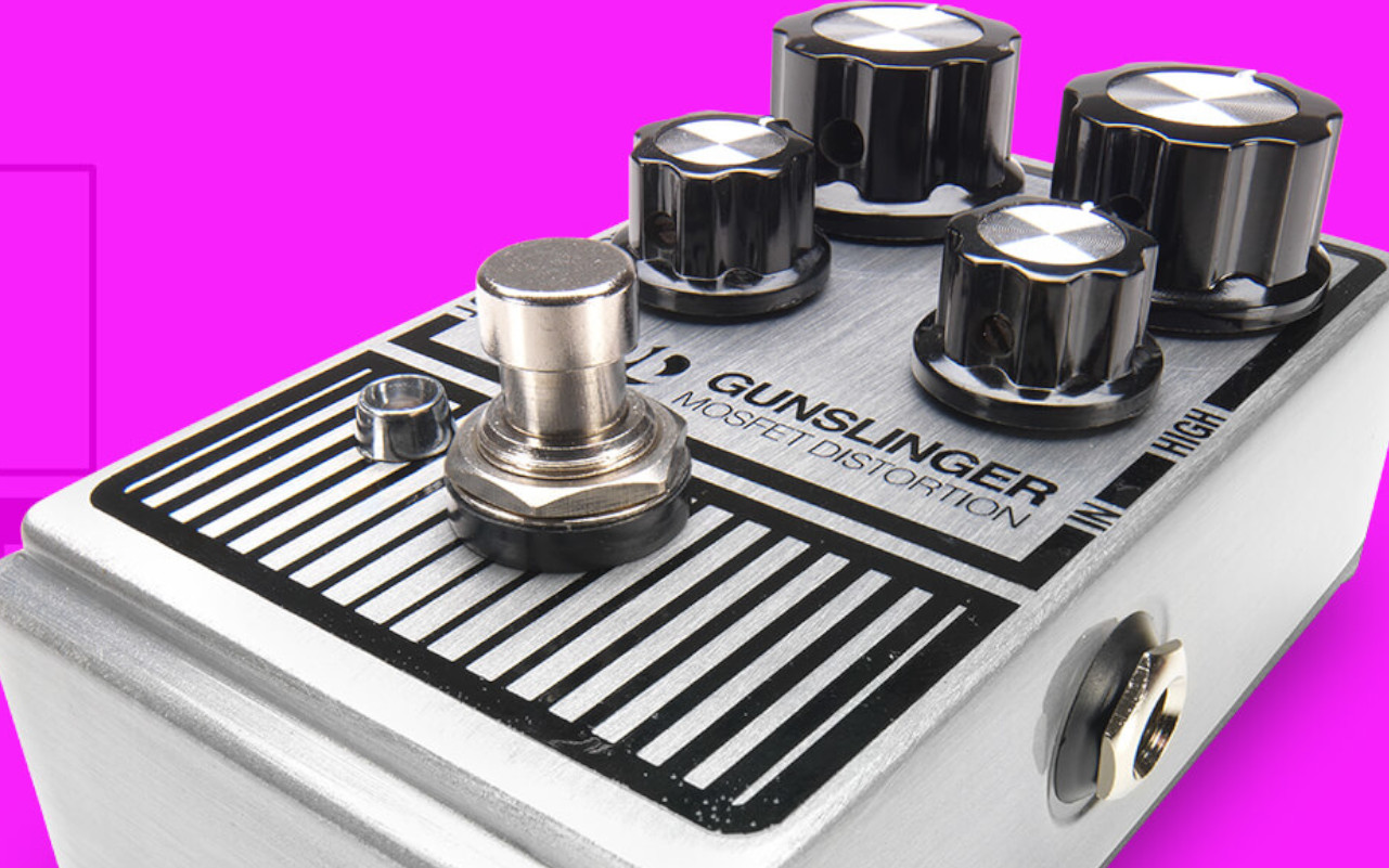 A imagem mostra um DOD Gunslinger Mosfet em close num fundo rosa.