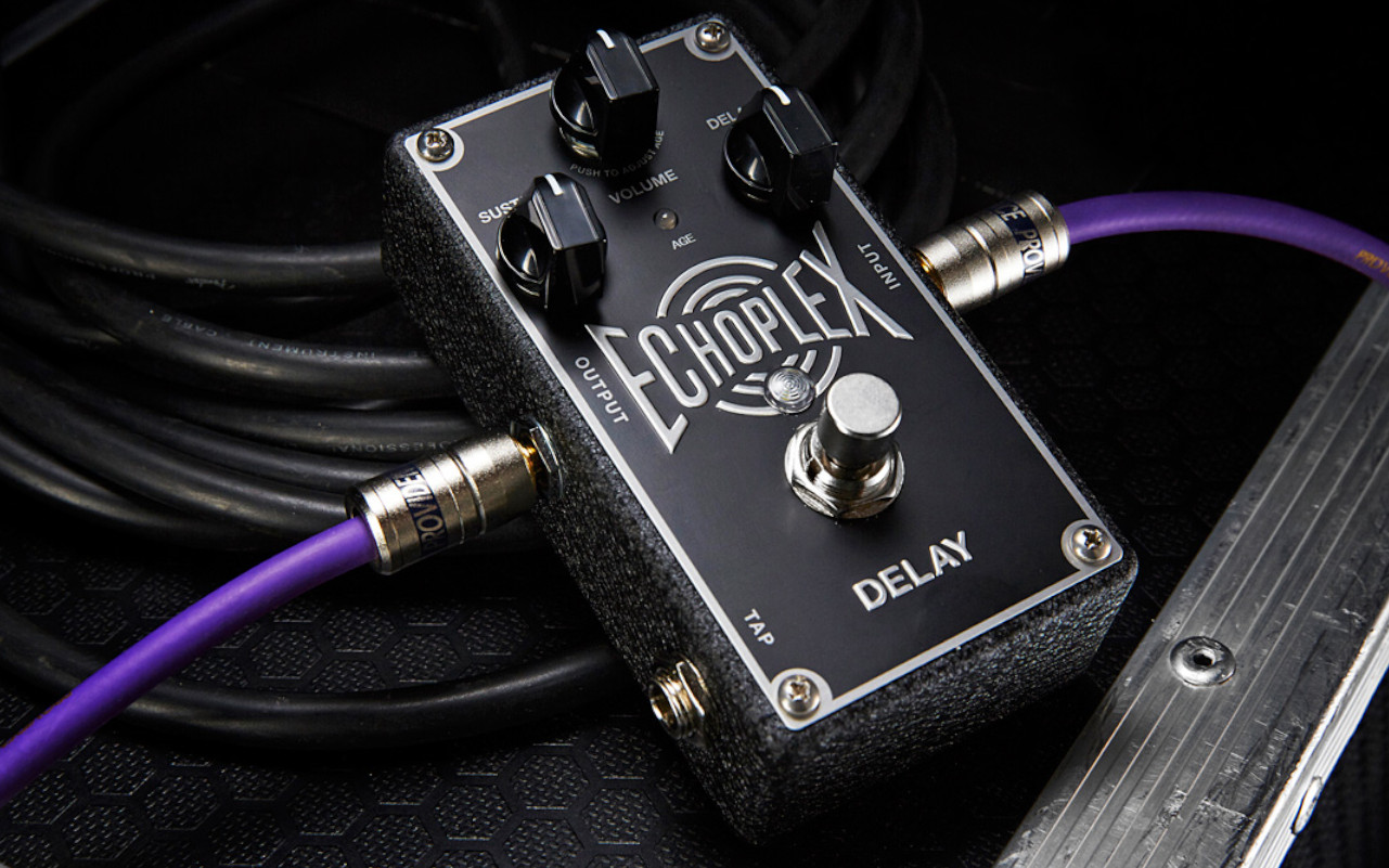 A imagem mostra um mxr ep103 echoplex em um fundo preto