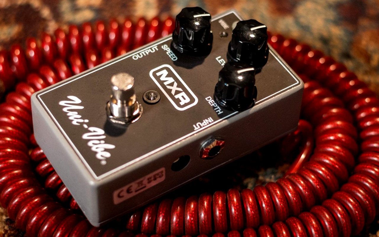 A imagem mostra um MXR M68 UNIVIBE em cima de um cabo espiral.