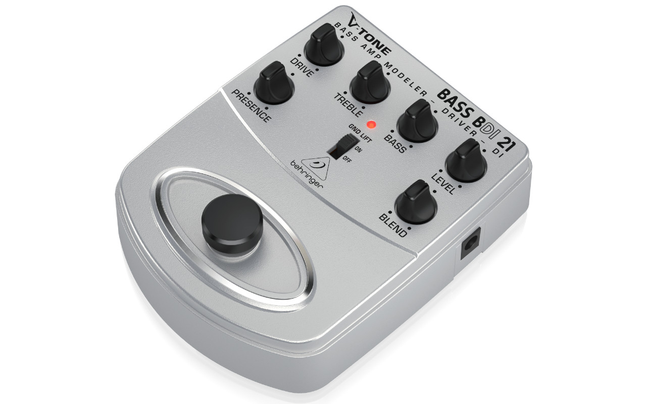 A imagem mostra um behringer v-tone bass bdi21 em um fundo branco