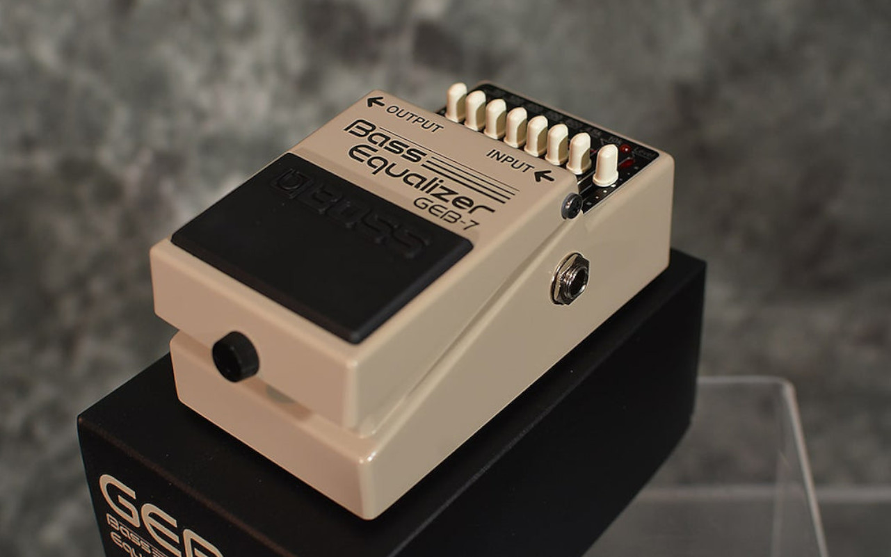 A imagem mostra um Boss GEB-7 sobre sua caixa