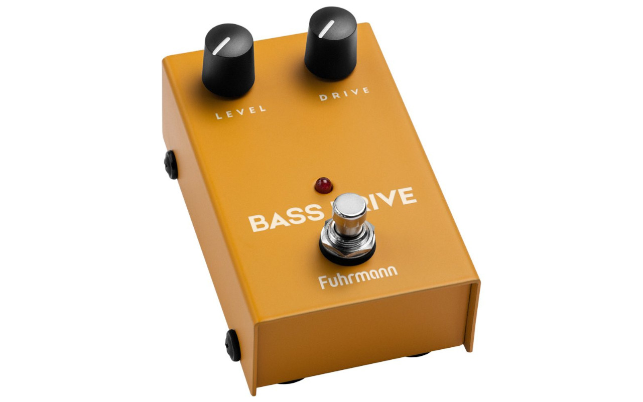 A imagem mostra um pedal Fuhrmann Bass Drive em um fundo branco.