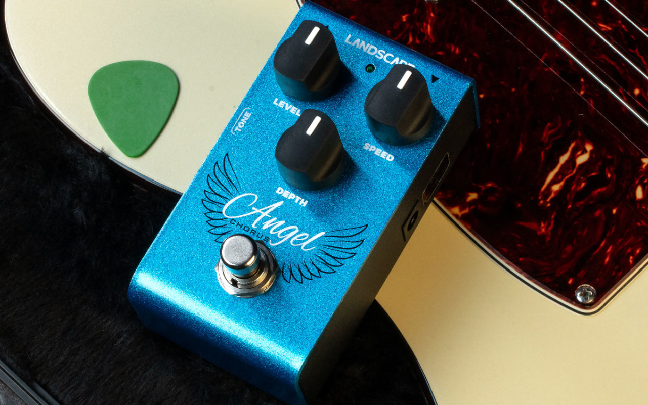 A imagem mostra um pedal landscape agc3 angel chorus em cima de uma guitarra creme