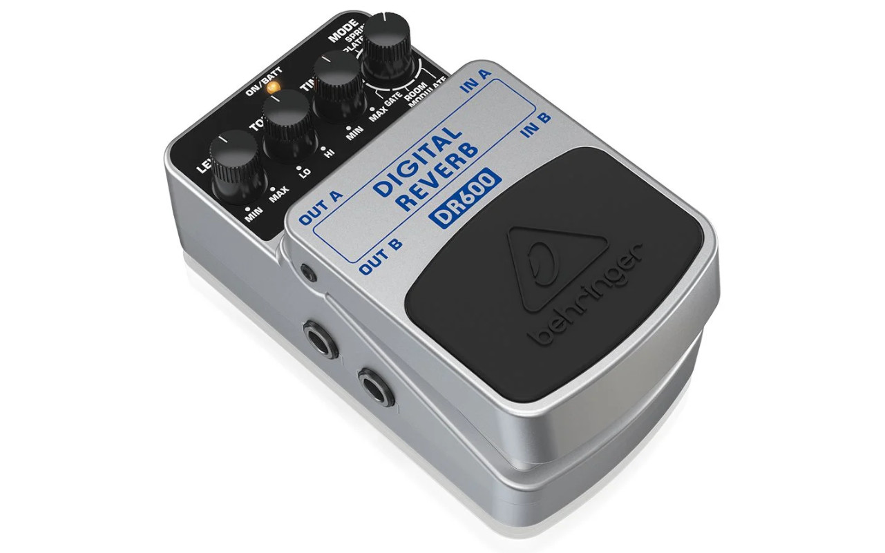 A imagem mostra um Behringer DR600 Digital Reverb em um fundo branco