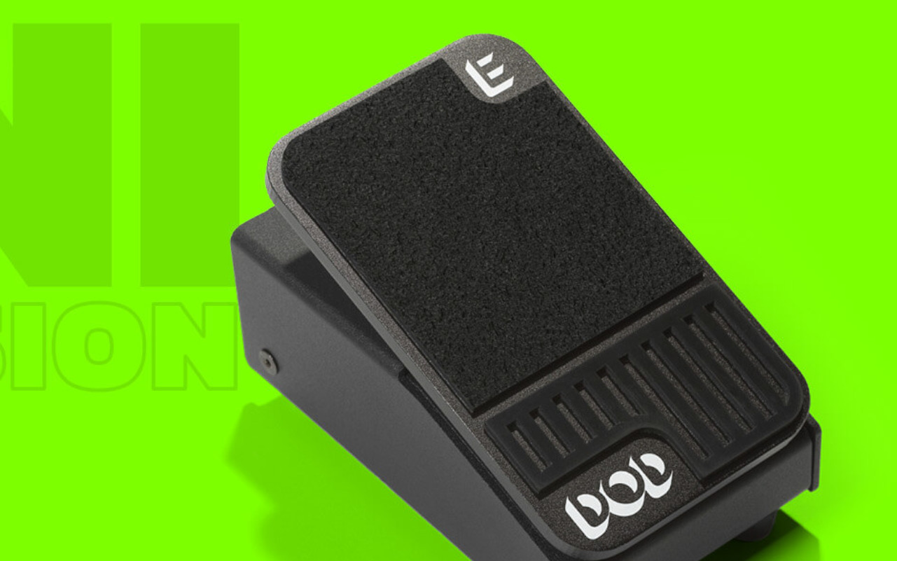 A imagem mostra um pedal DOD Mini Expression em um fundo verde