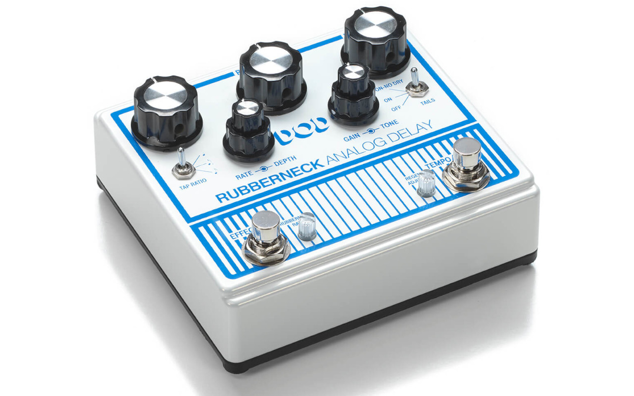 A imagem mostra um DOD Rubberneck Delay em um fundo branco