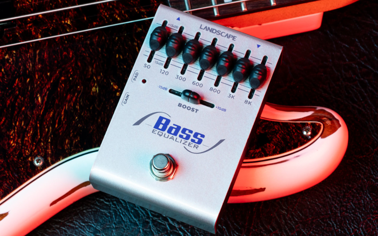 A imagem mostra um landscape beq2 bass equalizer sobre um baixo branco.