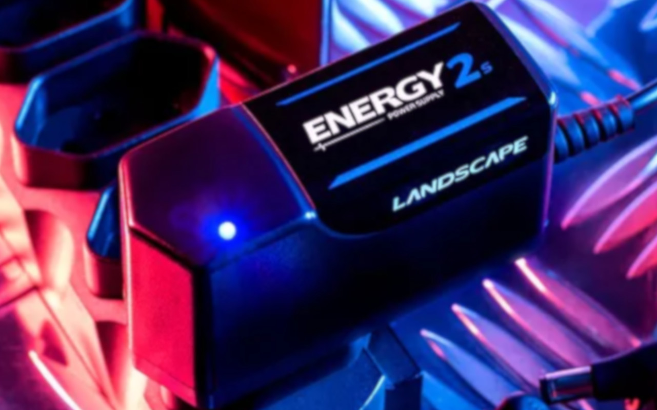A imagem mostra uma fonte landscape energy 2s sobre um fundo metálico