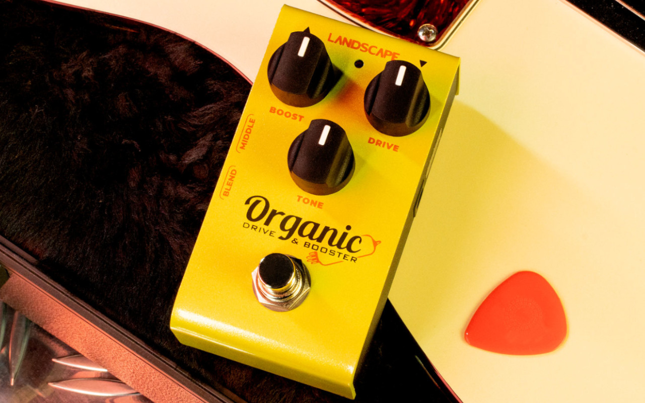 A imagem mostra um Landscape ODB3 Organic Drive e Booster junto a uma guitarra