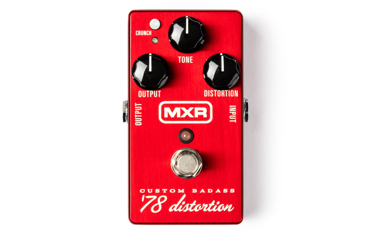 A imagem mostra um MXR M78 Custom Badass Distortion em um fundo branco.