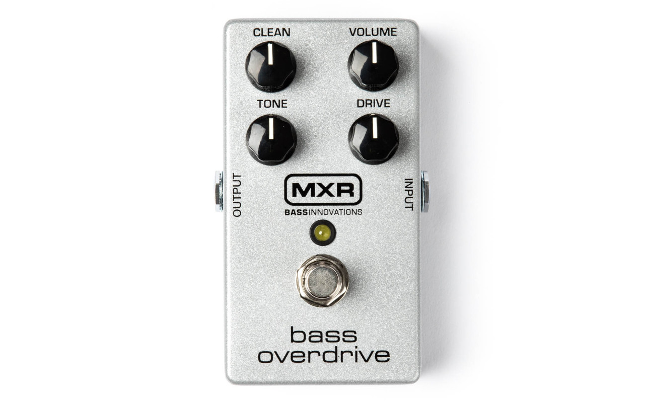 A imagem mostra um mxr m89 bass overdrive em um fundo branco