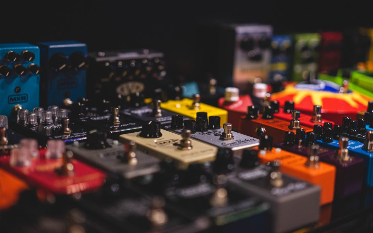 A imagem mostra um monte de pedal para distorção em um fundo preto