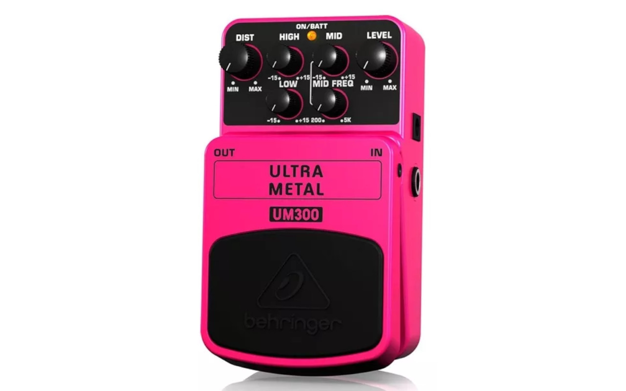 A imagem mostra um pedal behringer um300 ultra metal em um fundo branco.
