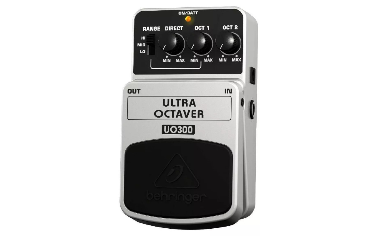A imagem mostra um behringer ultra octaver uo300 em um fundo branco.