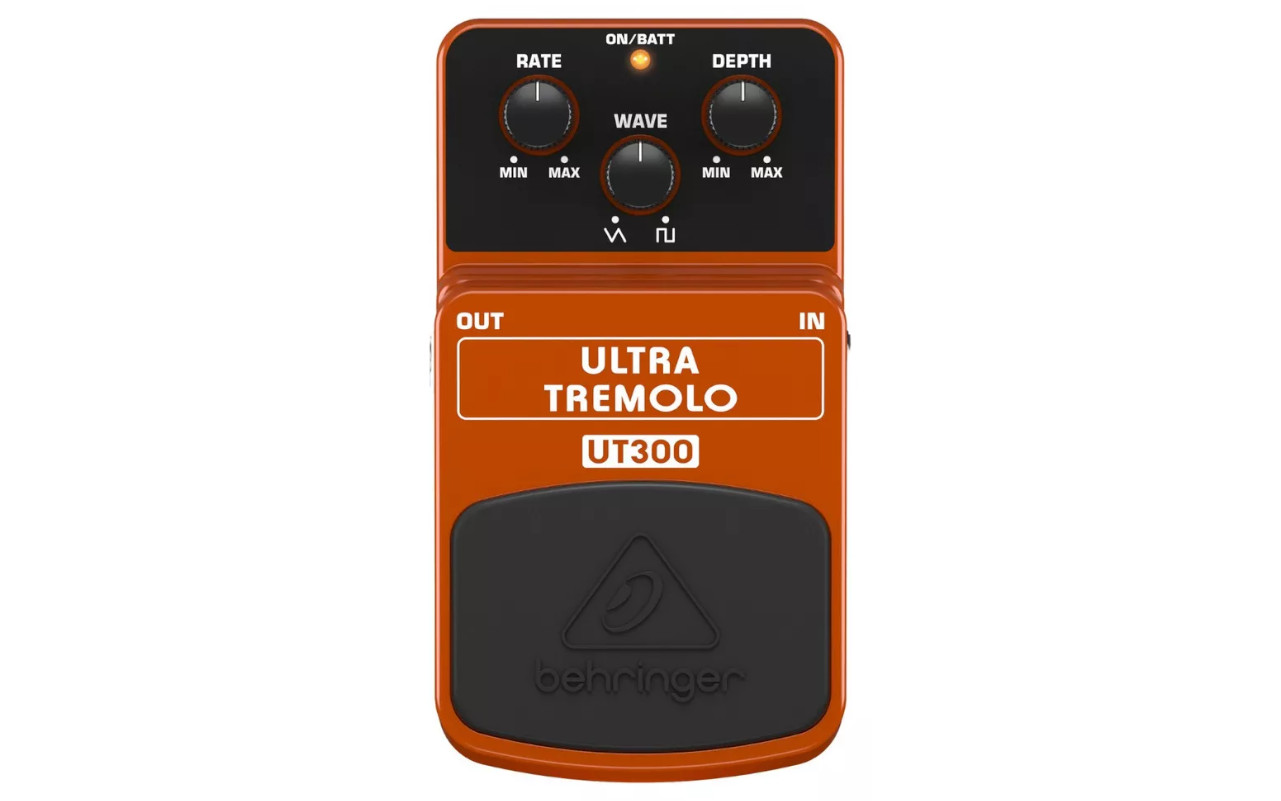 A imagem mostra um behringer ultra tremolo ut300 em um fundo branco.
