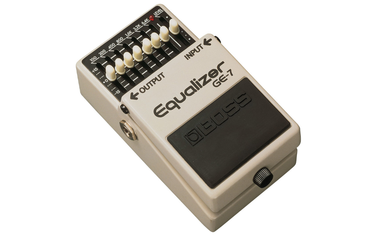 A imagem mostra um boss ge-7 graphic equalizer em um fundo branco.