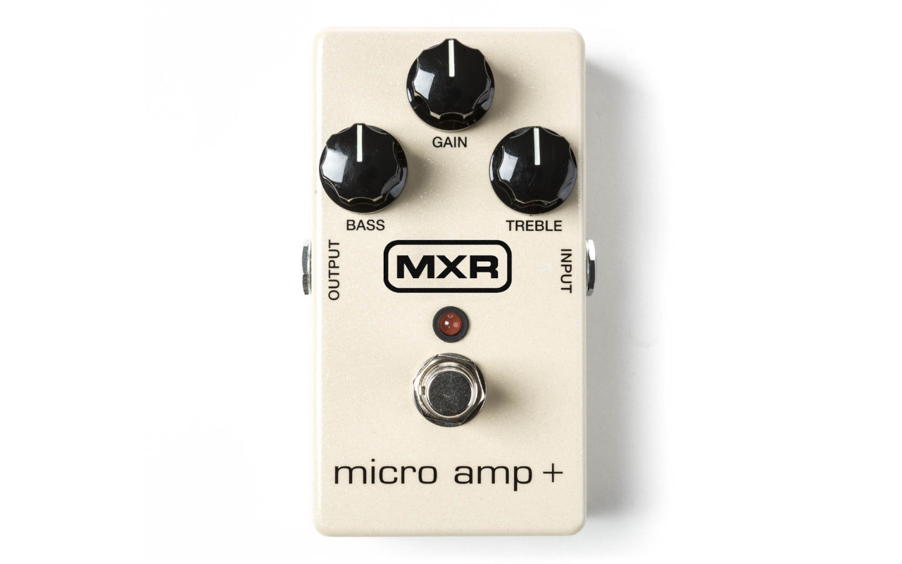 A imagem mostra um MXR 233 Micro Amp Plus em um fundo branco.