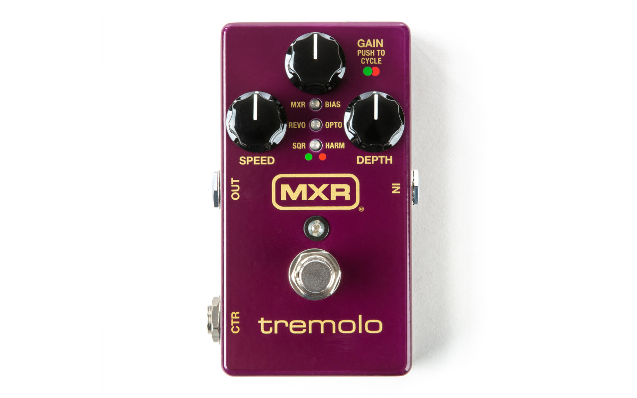 A imagem mostra um MXR M305 Tremolo em um fundo branco