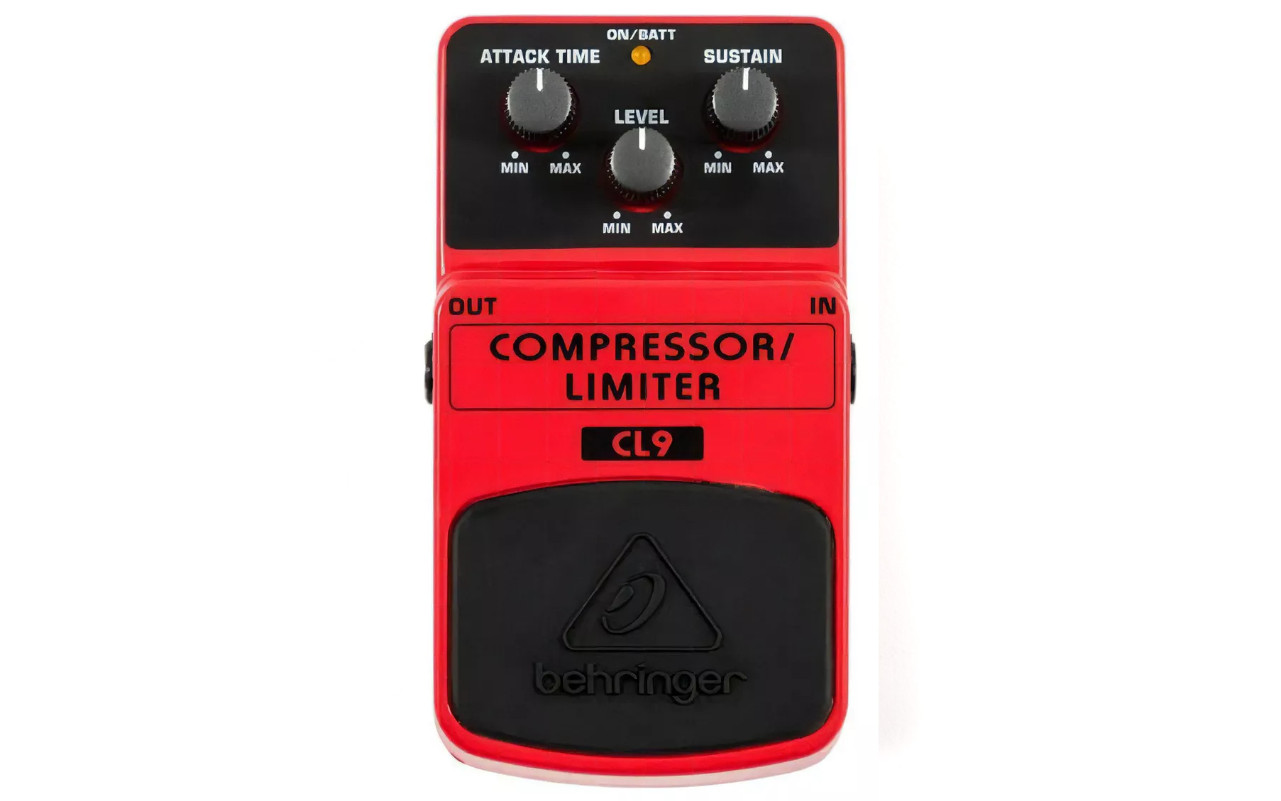 A imagem mostra um pedal Behringer CL9 Compressor Sustainer em um fundo branco