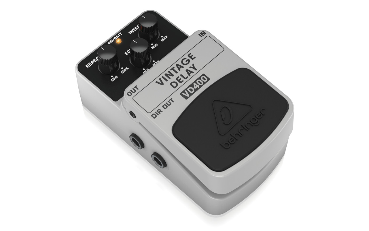A imagem mostra um Behringer VD400 Vintage Delay em um fundo branco