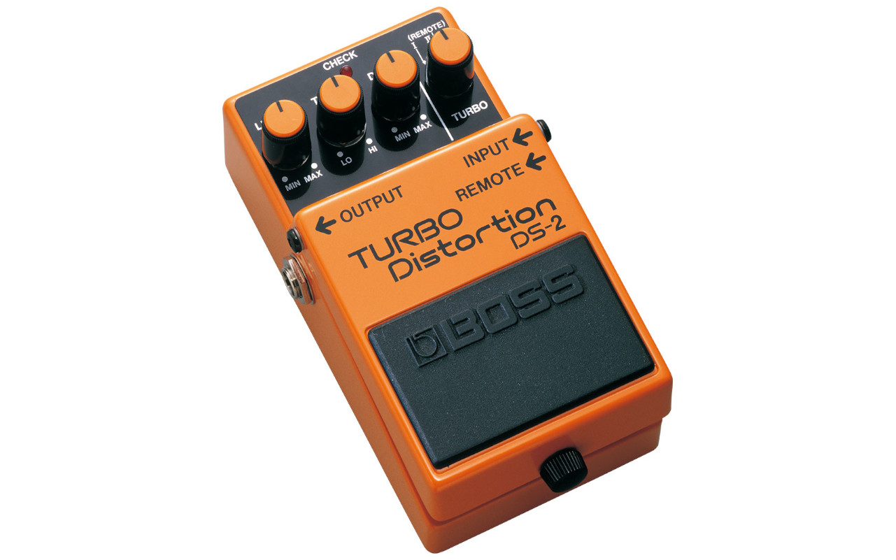 A imagem mostra um Boss DS-2 Turbo Distortion em um fundo branco.