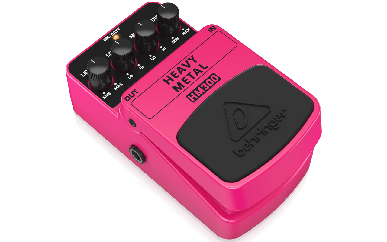 A imagem mostra um behringer hm300 heavy metal em um fundo branco.