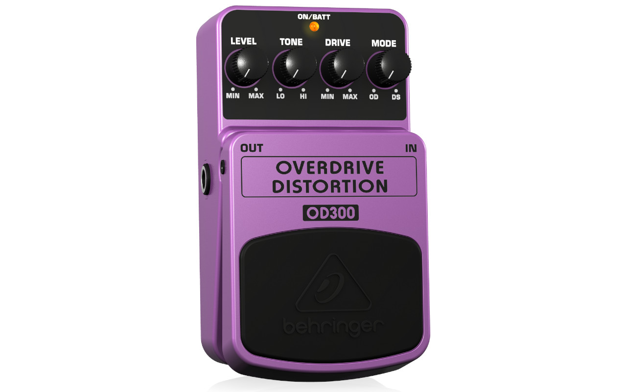 A imagem mostra um pedal Behringer OD300 overdrive distortion em um fundo branco